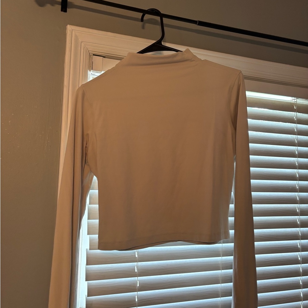 LULULEMON CROPPED TEE